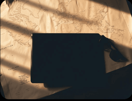 Xarita fonida turgan noutbuk rasmi